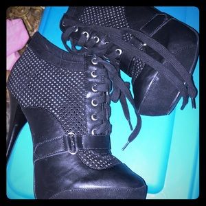 Black tie up booties pumps